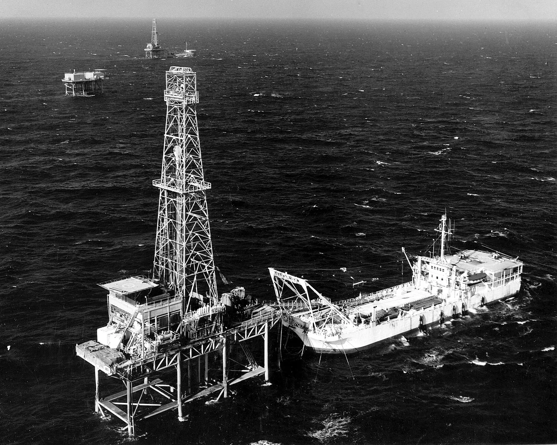 offshore platform — Tender and offshore oil rig platform, Louisiana