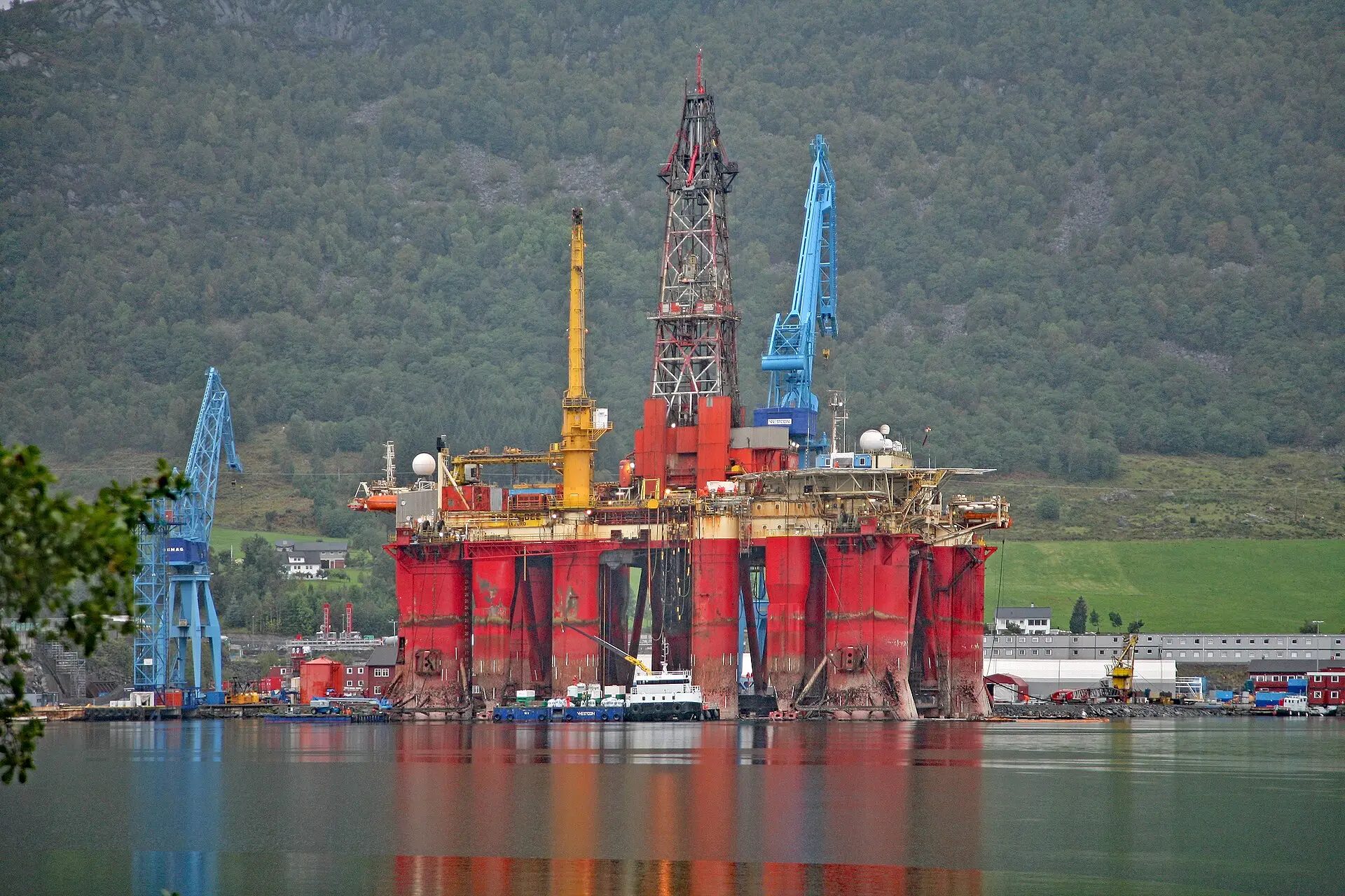 offshore platform — 00 3783 Oil and gas platform in Norway