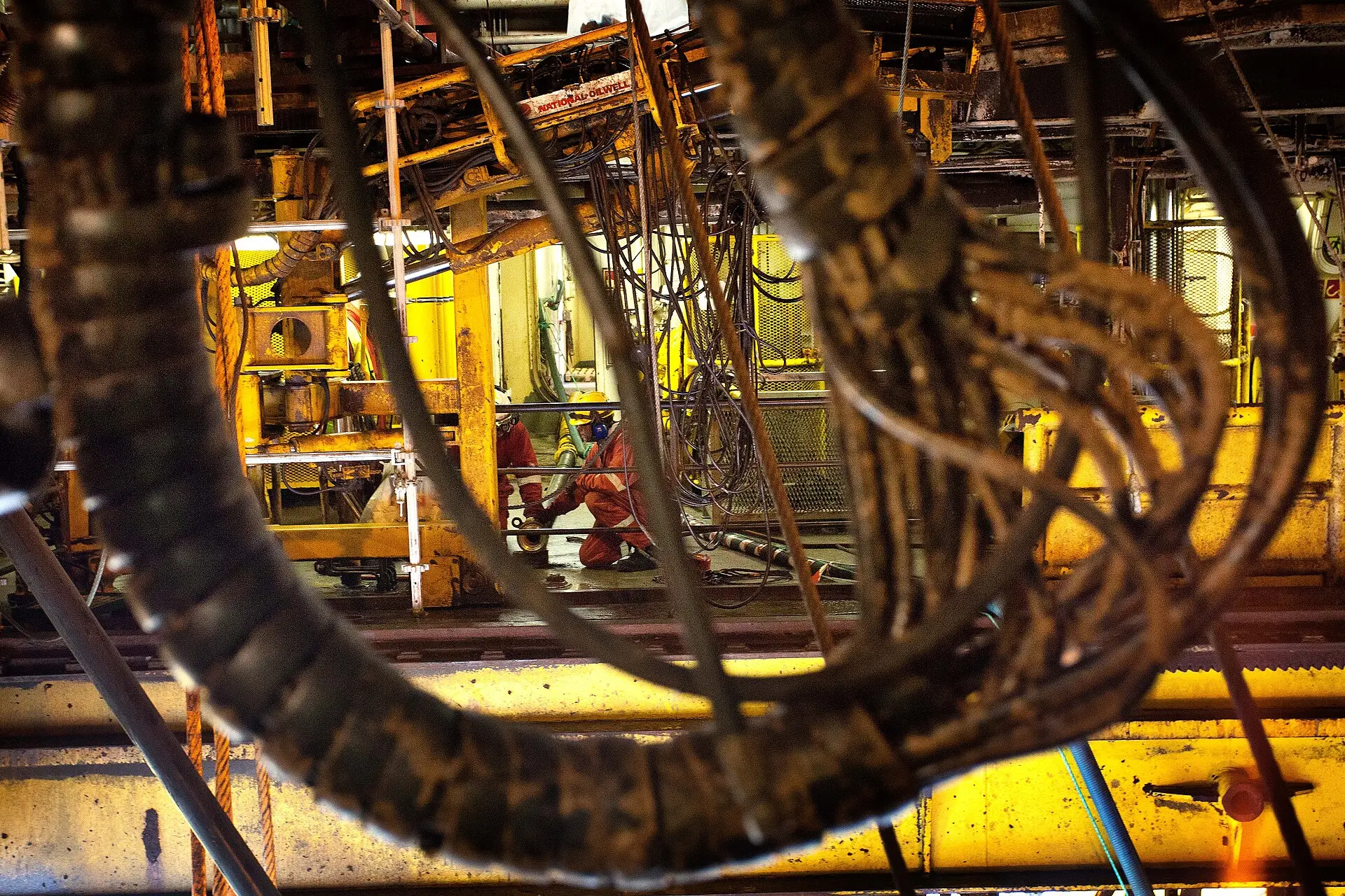 rig floor — Work on the drill floor at the semi-submersible rig Polar Pioneer